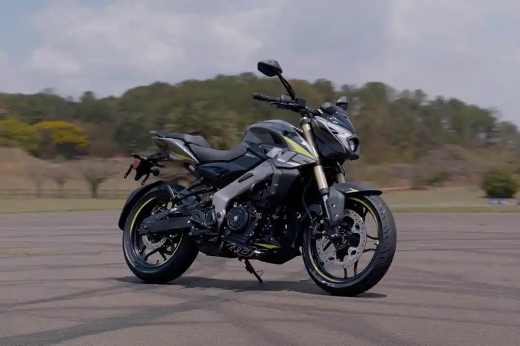 Review Bajaj Dominar NS400Z 2026: desempenho, consumo e vale a pena?