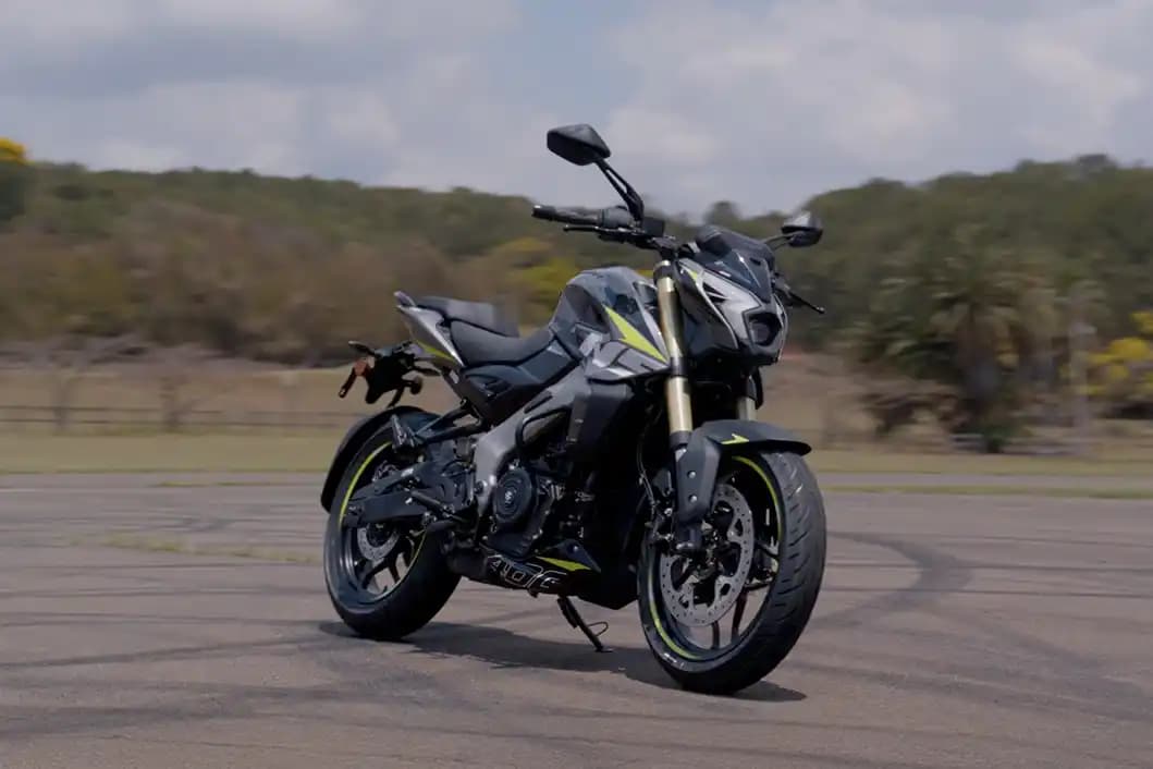 Review Bajaj Dominar NS400Z 2026: Naked Potente, Moderna e Cheia de Personalidade