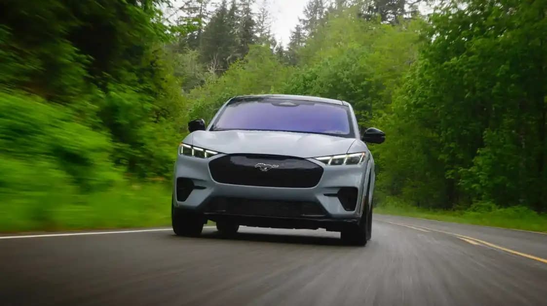 Review Ford Mustang Mach-E 2026: O SUV Elétrico com DNA Esportivo e Sofisticado