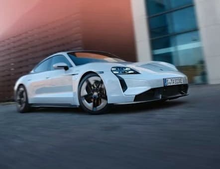 Review do Porsche Taycan 2025: Sedã Esportivo Elétrico com Performance Renovada