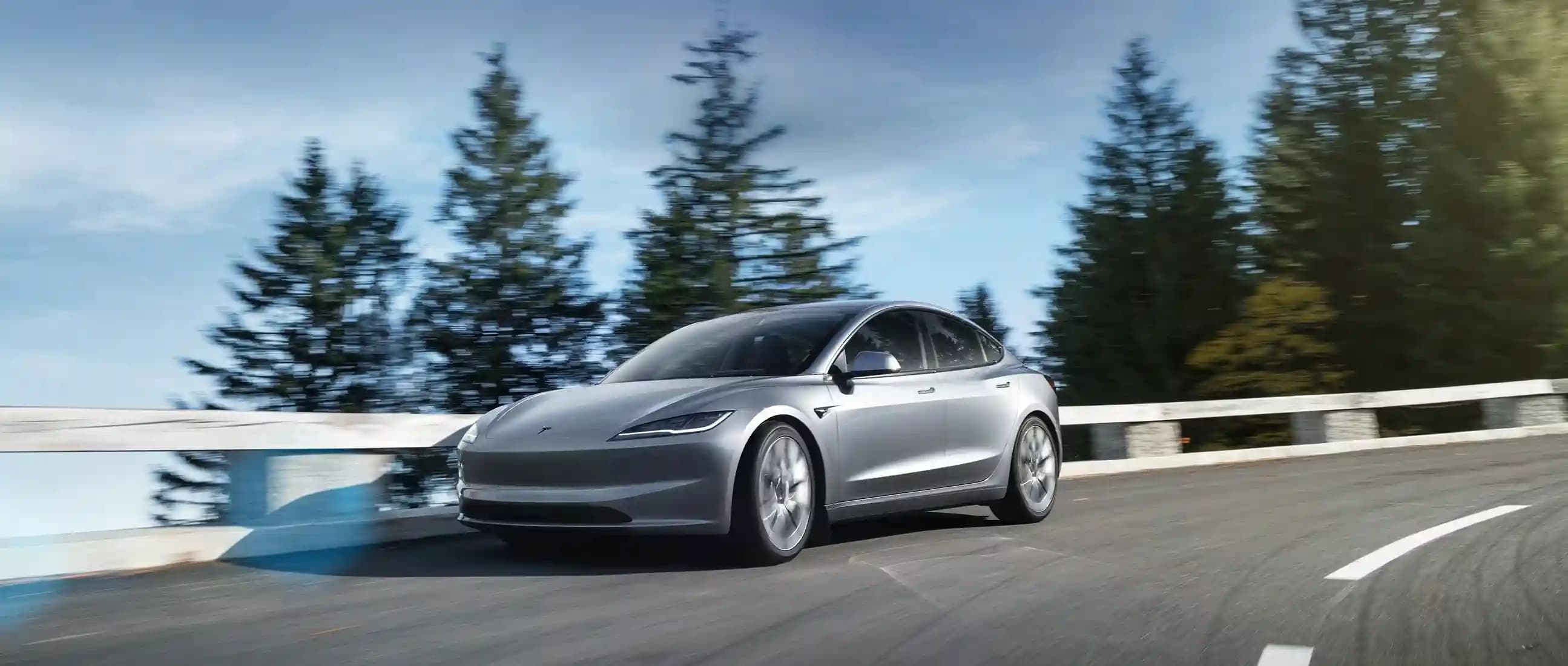Review do Tesla Model 3 Highland 2026:Sedan Elétrico Refinado e Ainda Mais Eficiente